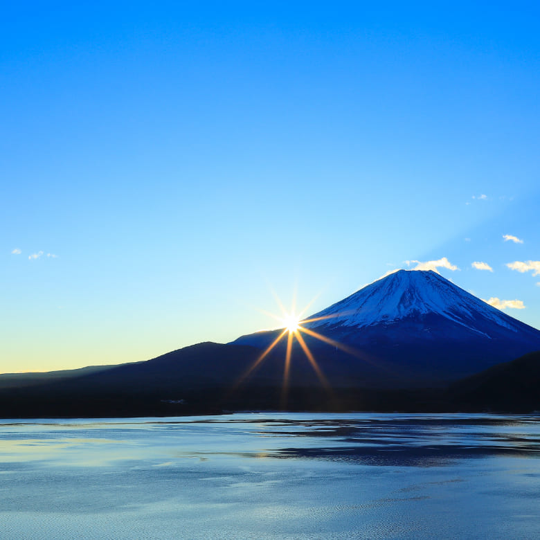 朝日を浴びている富士山の写真